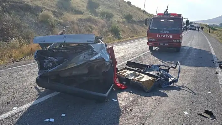 Otomobilin ikiye bölündüğü kazada bir kişi hayatın kaybetti