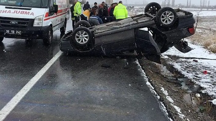 Otomobilin ters döndüğü kazada 3 kişi yaralandı
