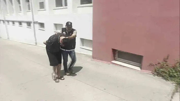 Otomobilinde uyuşturucu satan şahıs yakalandı