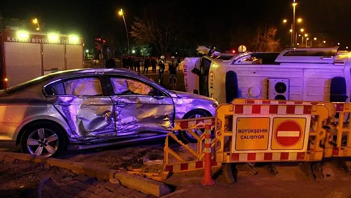 Otomobille çarpışan ambulans devrildi