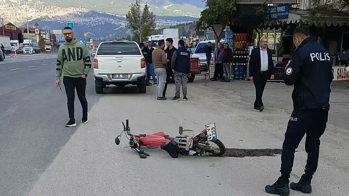 Otomobille çarpışan motosikletli havada savruldu