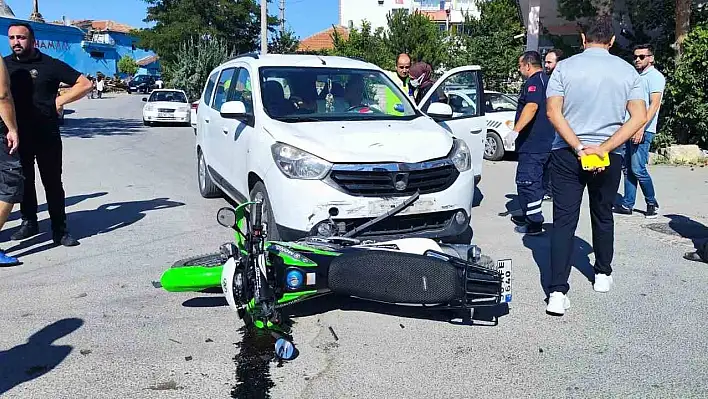 Otomobille motosiklet çarpıştı