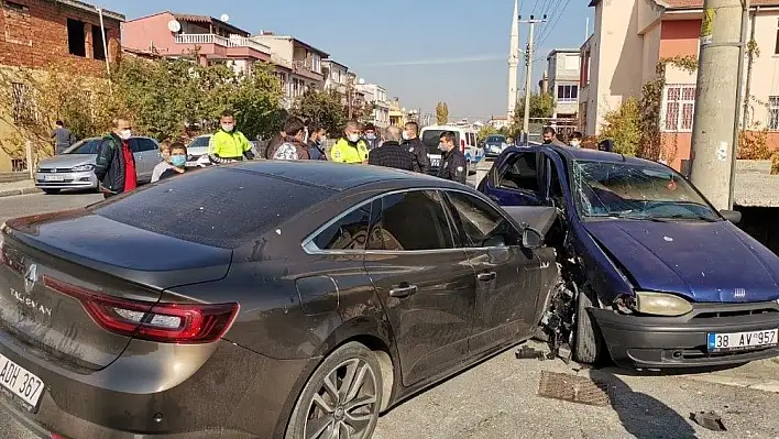 Otomobiller çarpıştı, hamile kadın hastaneye kaldırıldı