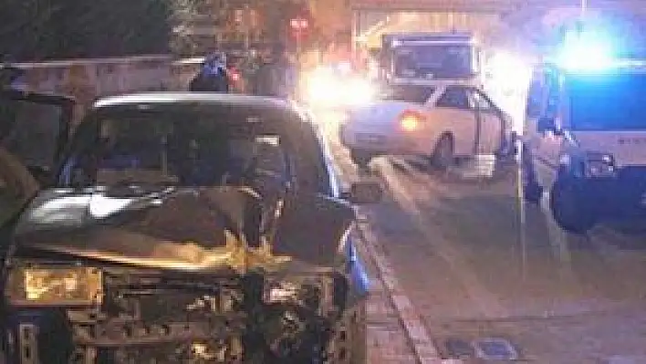 OTOMOBİLLER ÇARPIŞTI: 4 YARALI