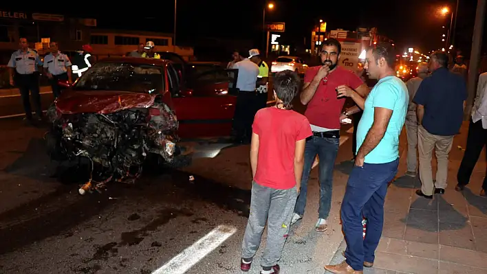 Çarpışmanın etkisi ile tramvay durağına savruldu