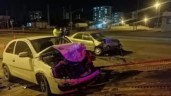 Otomobiller kafa kafaya çarpıştı