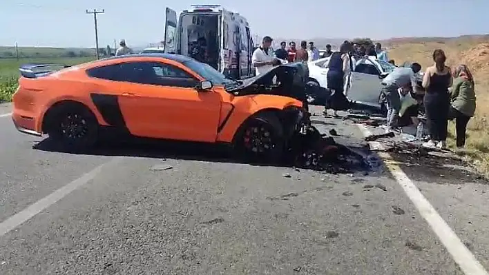 Otomobiller çarpıştı: 3 kişi...