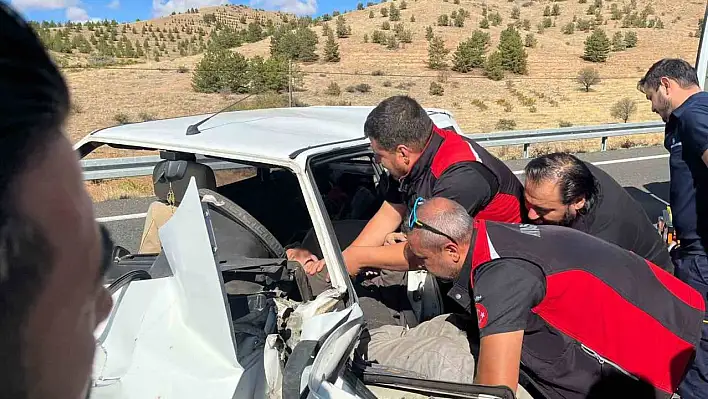 İki otomobil çarpıştı: 4 yaralı