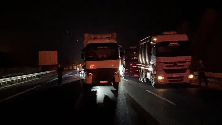 Otoyolda ilerleyen tır alev alev yandı!