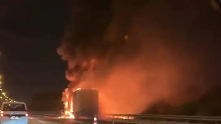 Otoyolda seyir halindeki tır alev alev yandı