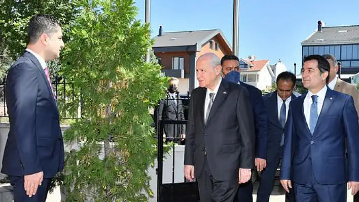 Özdemir'den, Behçeli övgüsü: Allah başımızdan eksik eylemesin, bizleri kendilerine layık eylesin!