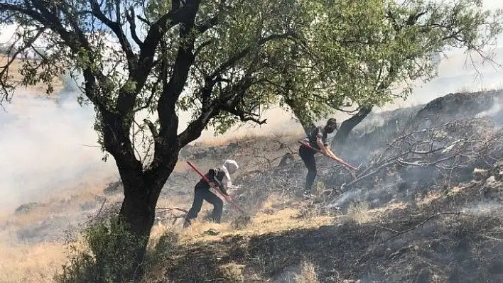 Anız yangınına kadın itfaiyeci müdahalesi