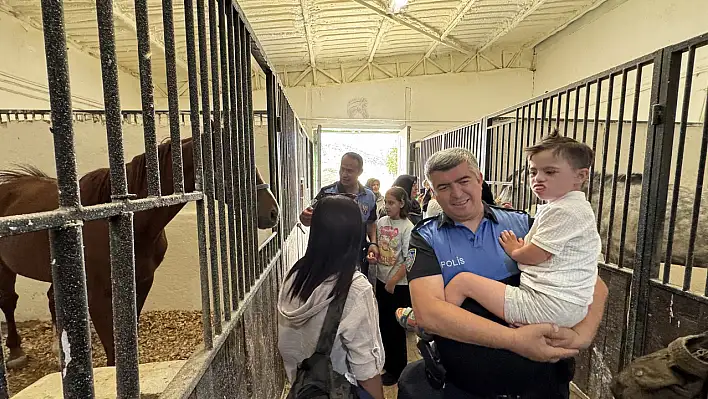 Özel çocuklardan atlı polislere ziyaret
