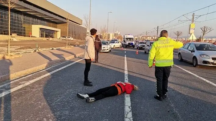 Genç kız hareket halindeki araçtan atladı