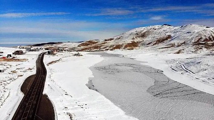 Gölet buz tuttu ortaya eşsiz görüntüler çıktı