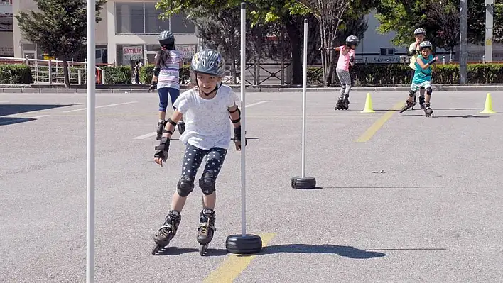  Geleceğin kayakçıları asfaltta yetişiyor