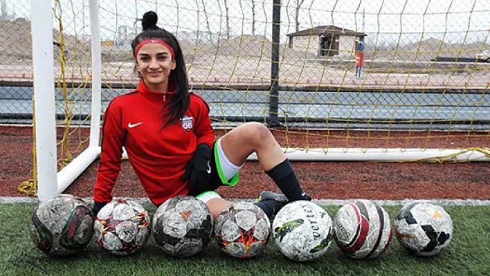 İki kez U-15 Milli Takım Kampına davet edildi