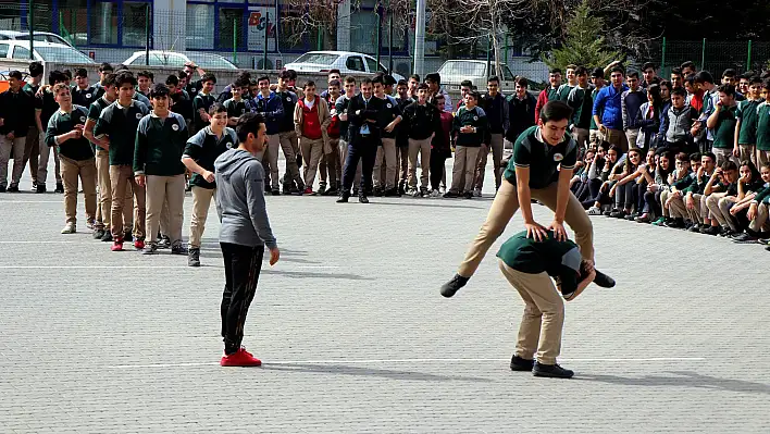 Öğrenciler eski oyunlarla teknoloji bağımlılığından uzak duruyorlar