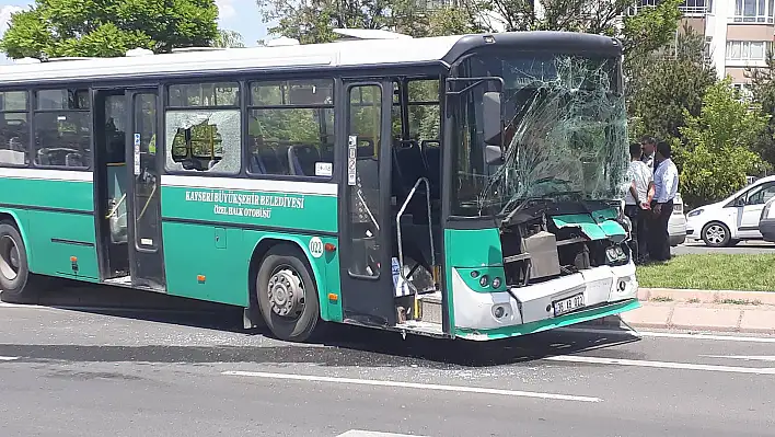 Özel Halk Otobüsü TIR'a çarptı