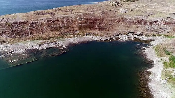  Sular çekilince köy ortaya çıktı