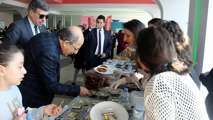 Özel Tekden Ortaokulu öğrencileri Mehmetçik için kermes düzenledi
