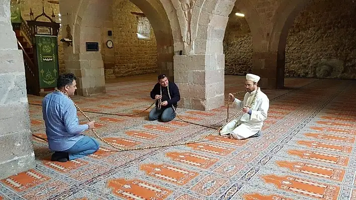 Bu tesbih özel günlerde ve afet günlerinde cemaat tarafından çekiliyor 