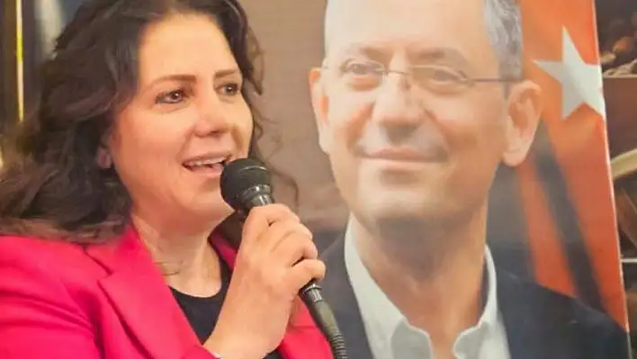 Özer: FETÖ'yle poz verenleri, FETÖ kumpaslarına Allah'a iman eder gibi inananları da unutmadık
