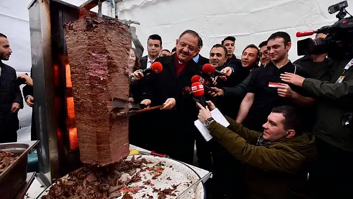 Özhaseki, Ankara'da kazandığı tazminat parası ile  döner dağıttı!