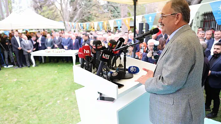 Özhaseki konuşurken kalabalık içinden kim bağırdı! Dikkat çeken anlar