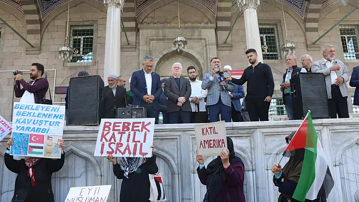 Pankartlarla Sumud Filosu'na destek