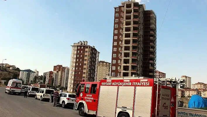 Parasını alamayan işçiler çatıya çıktı