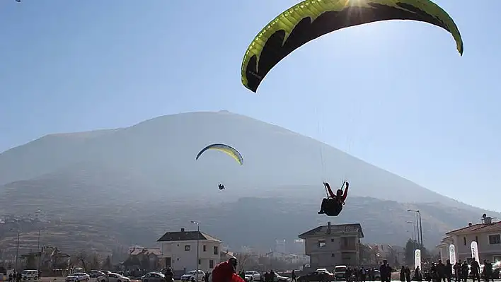 Paraşütle uçarak tohum saçtılar