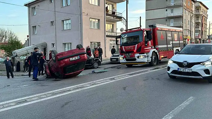 Direksiyon hakimiyetini kaybetti, otomobil ters döndü