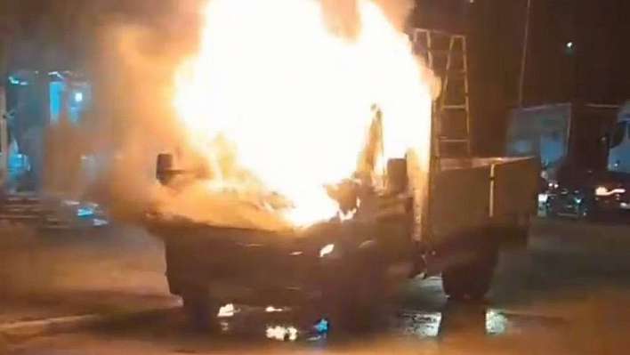 Park halindeki kamyonet cayır cayır yandı