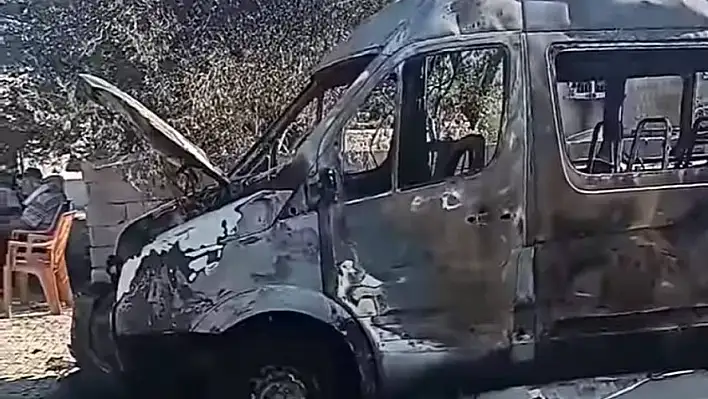 Midibüs alev alev yandı