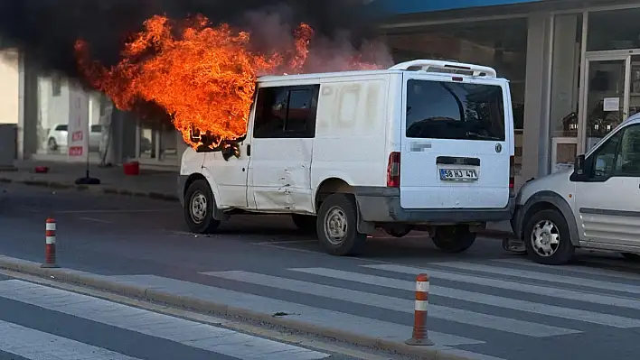 Park halindeki minibüs kullanılmaz hale geldi!