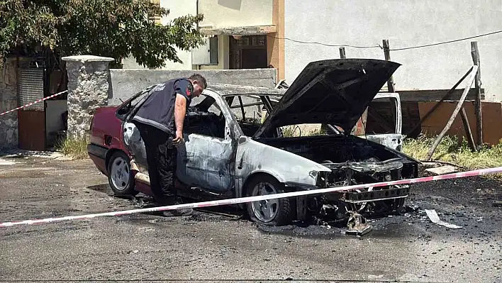 Park halindeki otomobil alev topuna döndü