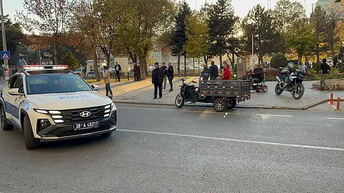 Parkta genci yaralayan 2 kişi, kaçarken bakın başlarına ne geldi!