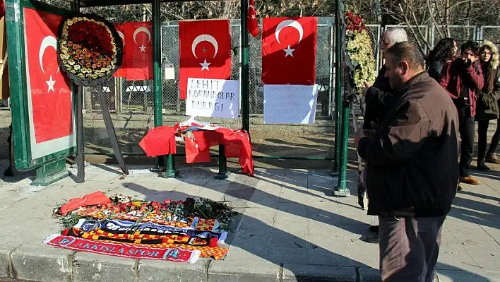 Patlamanın meydana geldiği Türk bayrakları ve karanfillerle donatıldı