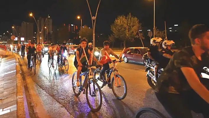 Pedallarla umut taşıdılar