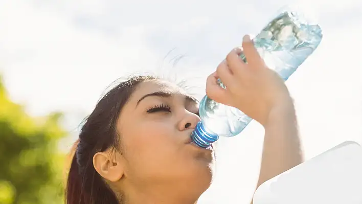 Pet şişede su içenler dikkat! Bakın ne oluyor