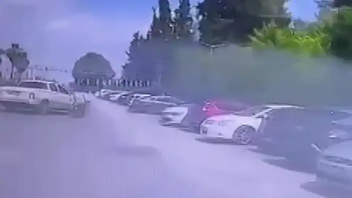 Pikabın motosikletiyle çarptığı anlar kameraya yansıdı