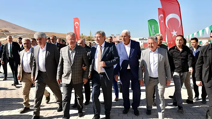 Pınarbaşı ilçesinde davullu zurnalı bölge müdürlüğü ve tarım market açılışı
