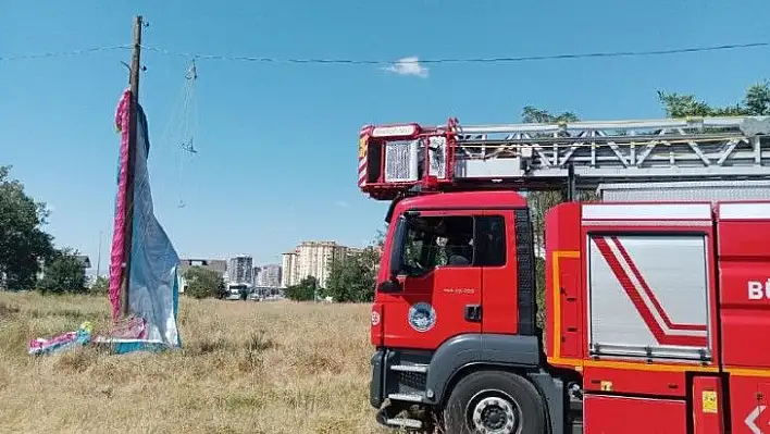 Elektrik direğinde asılı kaldı