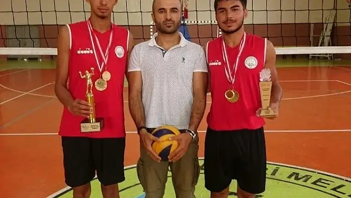 Plaj Voleybolu şampiyonları Melikgazi'den