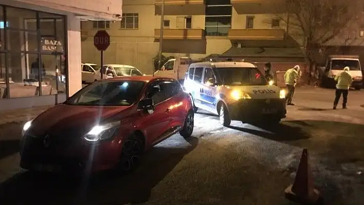 Polis aracına çarpıp kaçan ehliyetsiz sürücü yakalandı