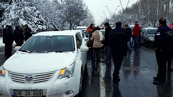 Polis, 'dur' ihtarına uymayan otomobili lastiklere ateş ederek durdurdu