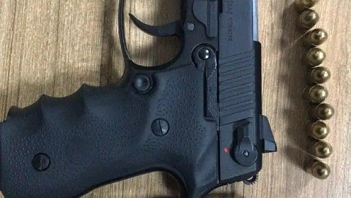 Polis ekiplerinin arama yaptığı araçtan tabanca ele geçirildi