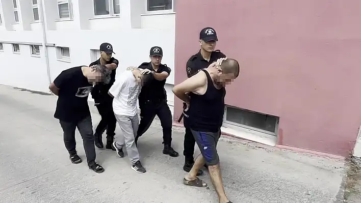 Polis ekiplerinin baskını ile yakalandılar! 'Satıcı değil bağımlığız' dediler