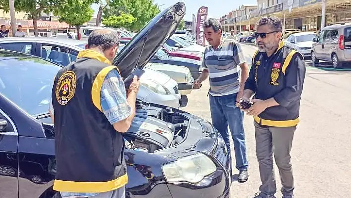 Polis, oto pazarı ve galericileri denetledi